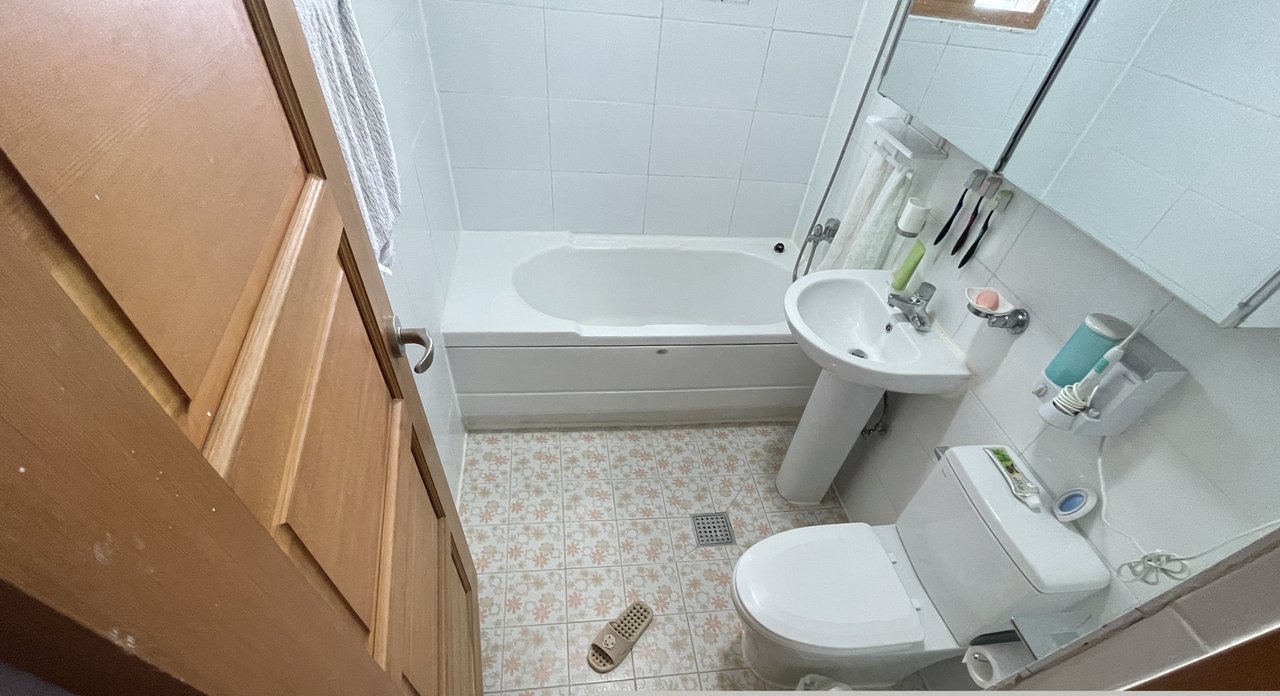 화장실 누수 현장 — 시공 전