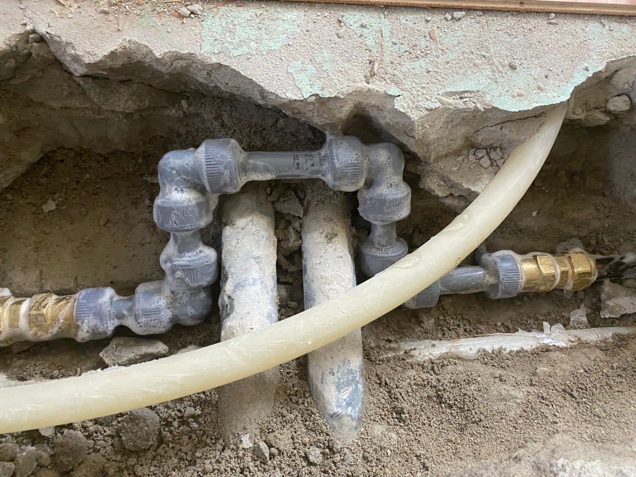배관 연결부 노출 — 급수관 누수 탐지
