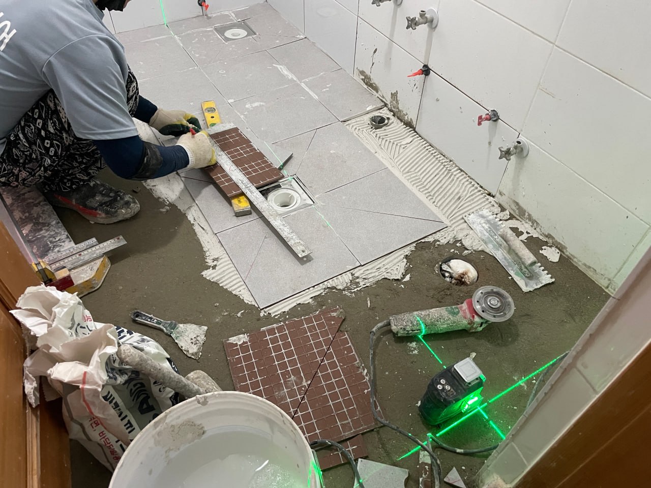 레이저 수평기로 타일 시공 — 화장실 방수 복구